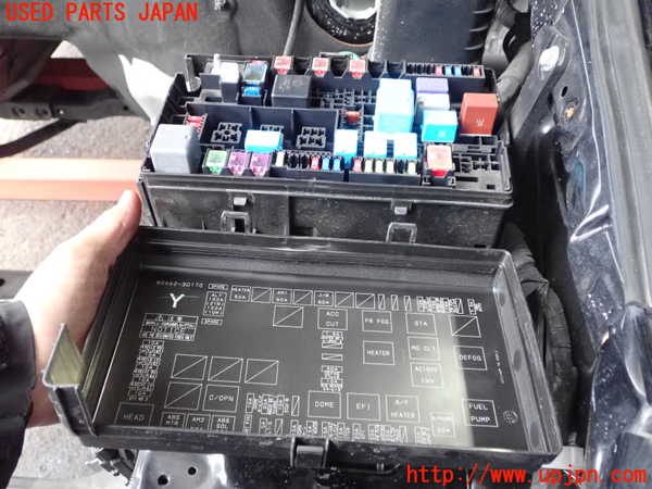 5UPJ-60756741]ハイラックスサーフ(TRN215W)ヒューズボックス1