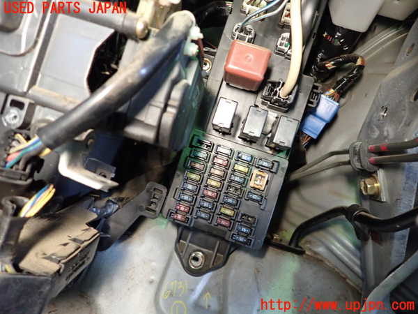 1UPJ-67316741]ハイエースワゴン100系(KZH100G)ヒューズボックス1 (室内 運転席側) 中古_m0001.jpg