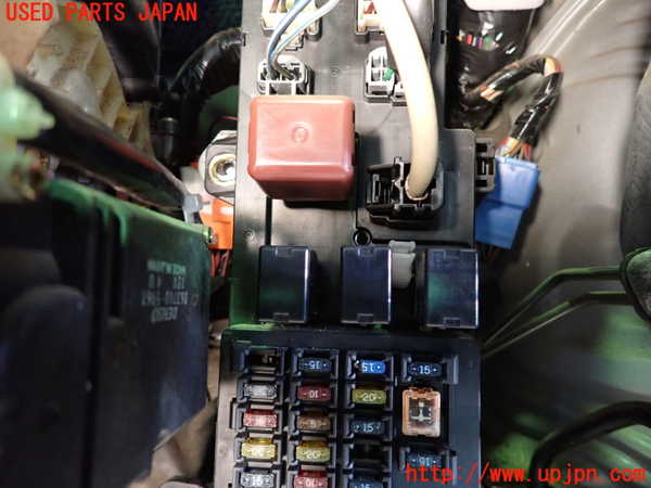 1UPJ-67316741]ハイエースワゴン100系(KZH100G)ヒューズボックス1 (室内 運転席側) 中古_m0002.jpg