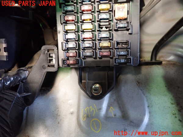 1UPJ-67316741]ハイエースワゴン100系(KZH100G)ヒューズボックス1 (室内 運転席側) 中古_m0003.jpg