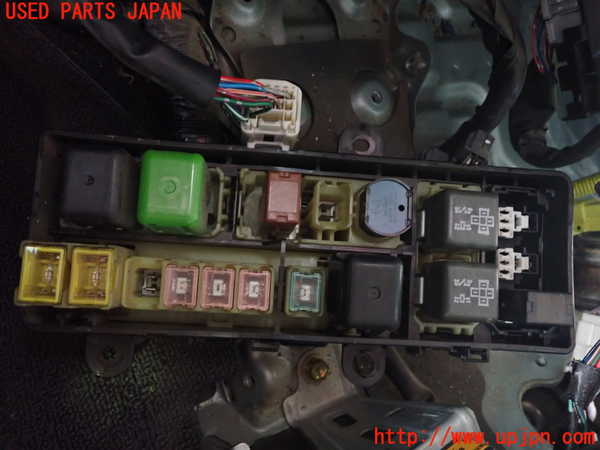 1UPJ-67586742]ハイエースワゴン100系(KZH106W)ヒューズボックス2 中古_m0001.jpg