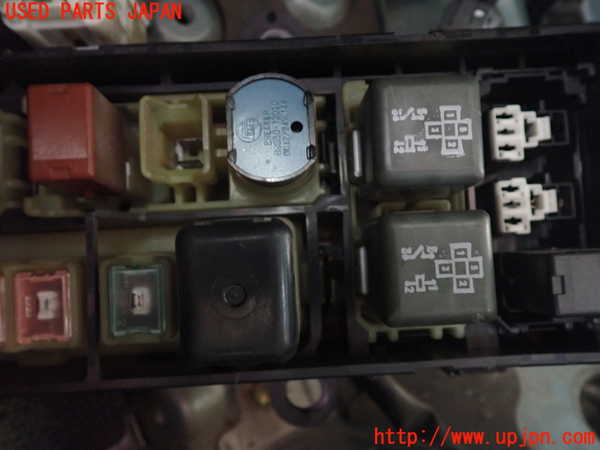 1UPJ-67586742]ハイエースワゴン100系(KZH106W)ヒューズボックス2 中古