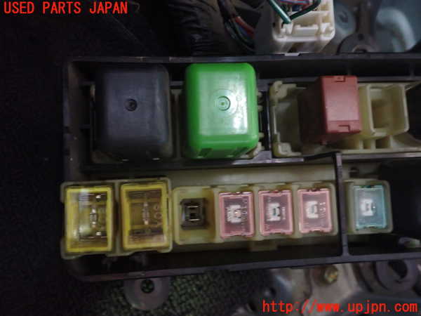 1UPJ-67586742]ハイエースワゴン100系(KZH106W)ヒューズボックス2 中古_m0003.jpg