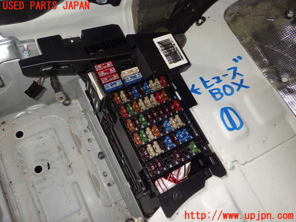 4UPJ-67726741]ベンツB170(245232 W245)ヒューズボックス1 中古