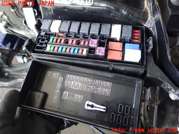 5upj ヴェゼル Ru2 ヒューズボックス2 エンジンルーム 助手席側 中古 の商品画像 5upj ヴェゼル Ru2 ヒューズボックス2 エンジンルーム 助手席側 中古 の商品画像