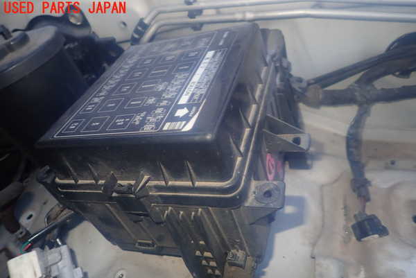 ランクル100系(UZJ100W)ヒューズボックス　60100 中古 ランクル100系(UZJ100W)ヒューズボックス 60100 中古 - メルカリ