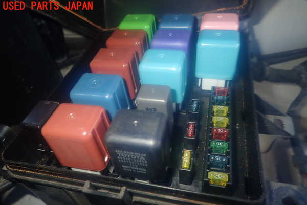 ランクル100系(UZJ100W)ヒューズボックス　60100 中古 ランクル100系(UZJ100W)ヒューズボックス 60100 中古 - メルカリ