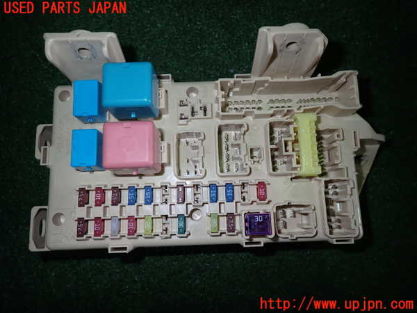 5UPJ-73626742]アイシス(ZGM11W)ヒューズボックス2 中古 の商品