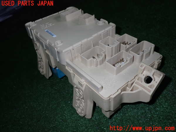 5UPJ-73626742]アイシス(ZGM11W)ヒューズボックス2 中古 の商品