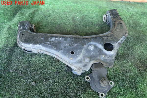 100系 ハイエースKZH106Wフロント右 ロアアーム 部品取り車あります 