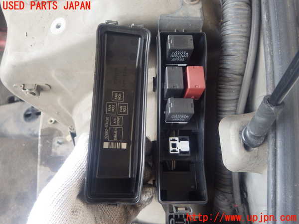 2UPJ-74726741]アルテッツァ(SXE10)ヒューズボックス1 中古_m0004.jpg