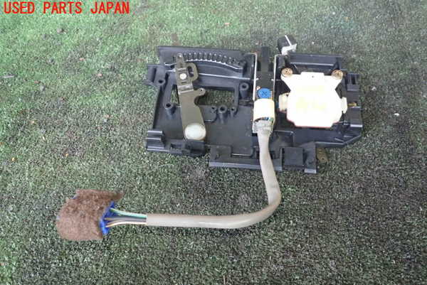 5UPJ-75256066]デリカ スターワゴン(P25W)エアコンスイッチ1