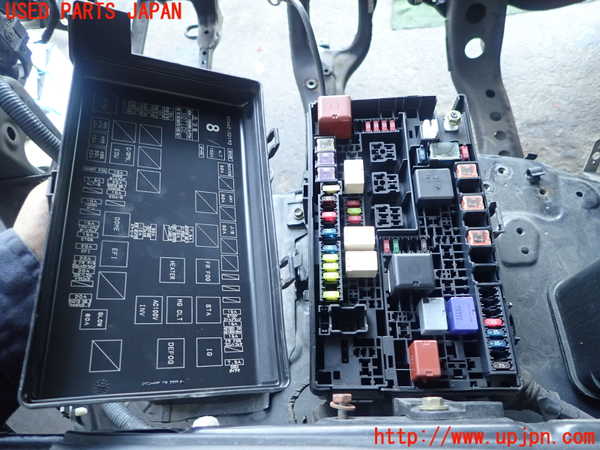 2UPJ-75516741]ハイラックスサーフ(RZN215W)ヒューズボックス1 中古 の