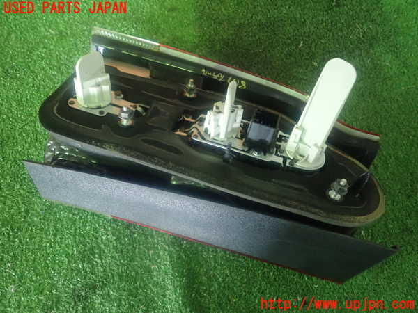 2UPJ-81371530]ボルボV70(SB5244W)右テールランプ 中古_m0002.jpg