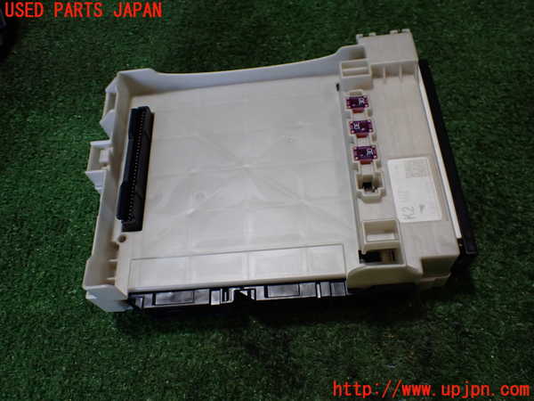 5UPJ-93326741]カローラ クロス ハイブリッド(ZVG11)ヒューズボックス1 (室内 助手席側) 中古_m0001.jpg