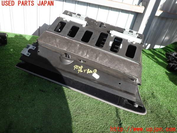 2UPJ-95087516]ベントレー・コンチネンタル・フライング・スパー(BSBEB-) 左ハンドル車 グローブボックス1 中古_m0002.jpg