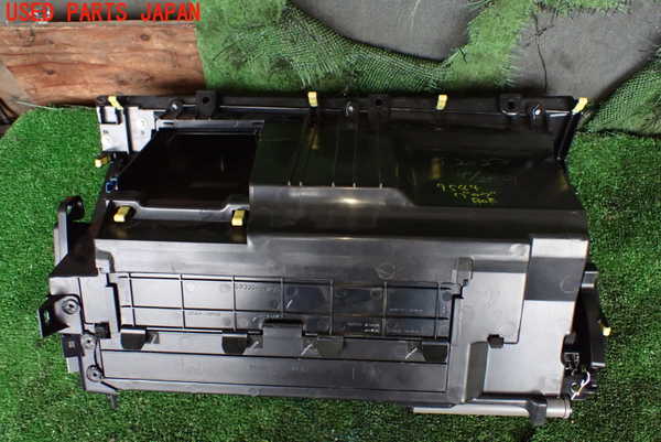 5UPJ-95447516]レクサス・LS460(USF40)グローブボックス1 中古 の商品