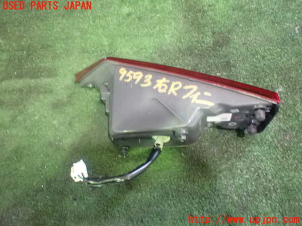 1UPJ-95931550]レクサス・IS300h(AVE30)右リアフィニッシャー 中古_m0004.jpg