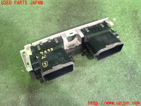 出品 5UPJ-95937528]レクサス・IS300h(AVE30)エアコン吹き出し口3