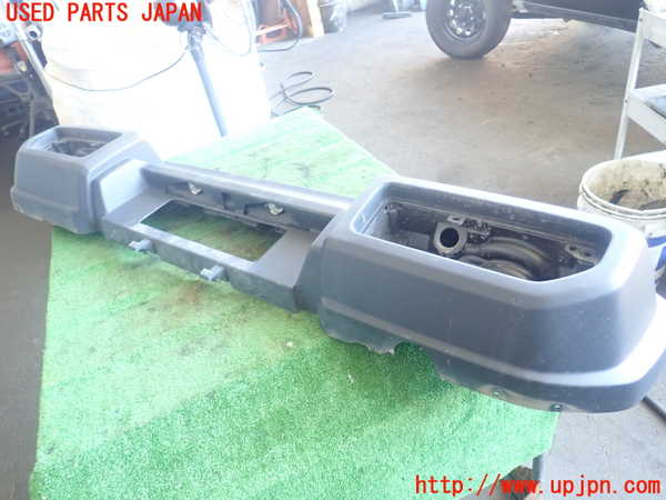 2UPJ-99211610]ジムニー シエラ(JB74W)リアバンパー 中古_m0003.jpg