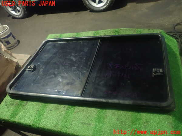 2UPJ-13211382]ランクルプラド(LJ71G)左クォーターガラス ジャンク品_m0003.jpg