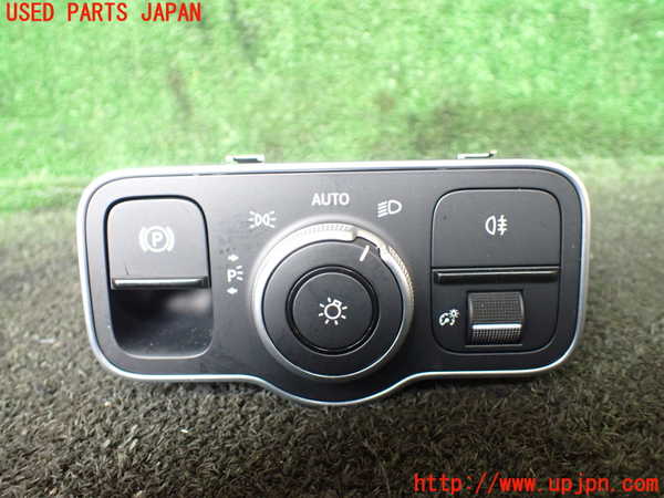 5UPJ-13646285]ベンツ B200 d(247012)ライトスイッチ 中古_m0001.jpg