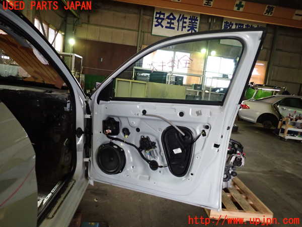 5UPJ-14691230]アウディ・A1 スポーツバック(GBDKL)右前ドア FUYAO M61385 中古_m0005.jpg