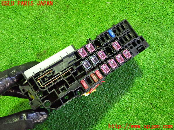 5UPJ-14916742]ヴェゼル(RV3)ヒューズボックス2(室内助手席側) 中古_m0001.jpg