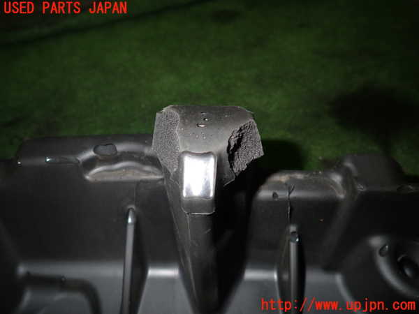 5UPJ-15372160]ベンツ A180(177084)エンジンアッパーカバー 中古_m0002.jpg