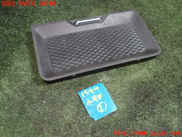 5UPJ-15447841]レンジローバー イヴォーク(LZ2XA)小物入れ1 中古_m0001.jpg
