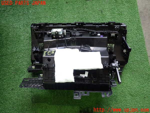 5UPJ-15497516]テスラ・モデル 3(3L23P)グローブボックス1 中古_m0003.jpg