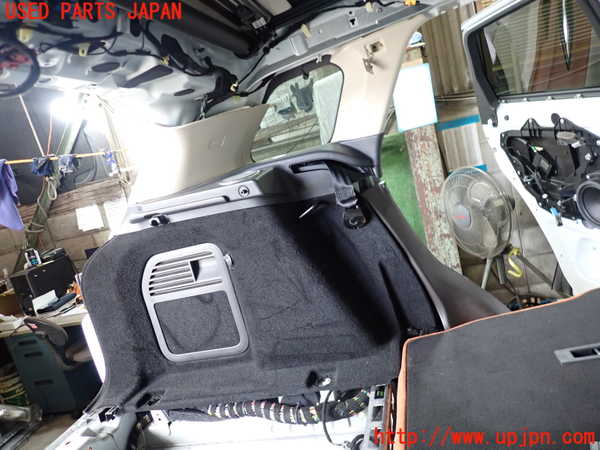 5UPJ-16087680]レンジローバー イヴォーク(LV2A)左リアピラートリム 中古_m0001.jpg