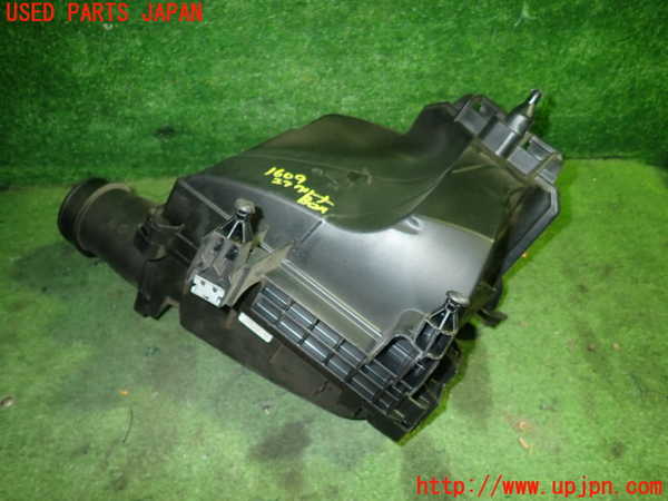 5UPJ-16092560]ベンツ A180(176042 W176)エアクリーナーボックス 中古_m0002.jpg