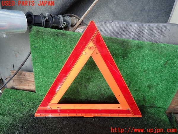 5UPJ-16217805]デリカ スペースギア(PD6W)車載工具 (三角表示板) 中古_m0001.jpg