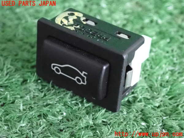 5UPJ-16446310]BMW 320i(8A20)(F30)スイッチ5 (トランク) 中古_m0001.jpg