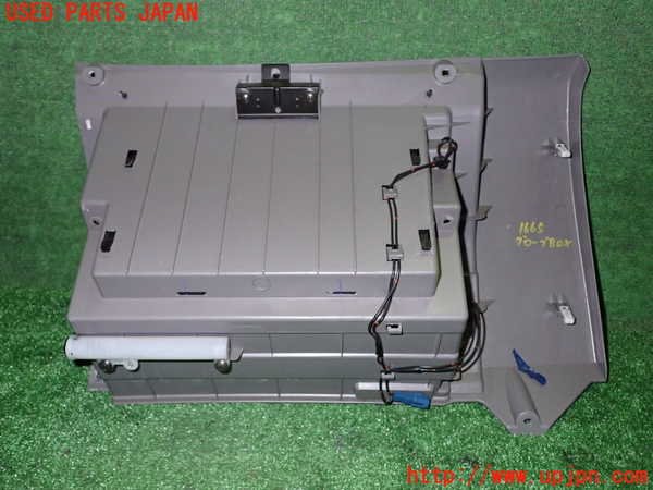5UPJ-16657516]フォレスター(SG9)グローブボックス1 中古_m0002.jpg