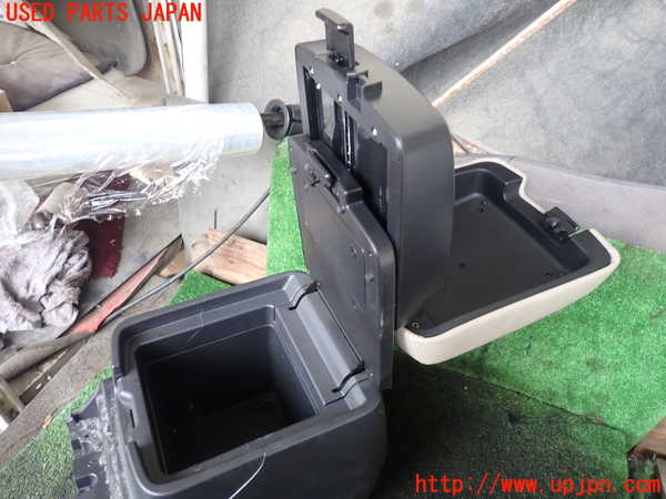 5UPJ-16667540]パジェロ(V98W)センターコンソール 中古_m0002.jpg