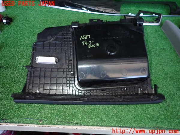 2UPJ-16817516]BMW 523d(FW20)(F10)グローブボックス1 中古_m0002.jpg