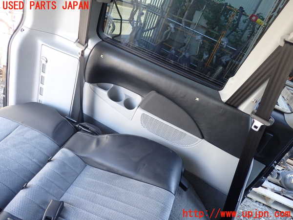 5UPJ-16877680]デリカ スペースギア(PD6W)左リアピラートリム 中古_m0004.jpg