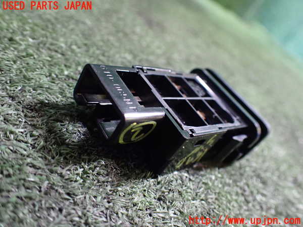 5UPJ-16906307]ハリアー(ZSU60W)スイッチ2（フューエルオープナー） 中古_m0002.jpg