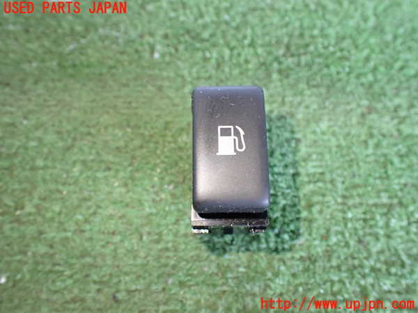 5UPJ-17026308]NV350 キャラバン バン(VW2E26)スイッチ3(給油口) 中古_m0001.jpg