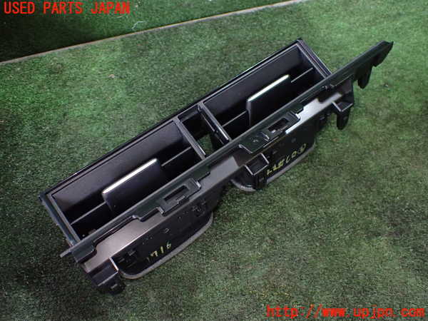 5UPJ-17167527]ヴォクシーハイブリッド(ノアハイブリッド)(ZWR90W)エアコン吹き出し口2（真中） 中古_m0002.jpg