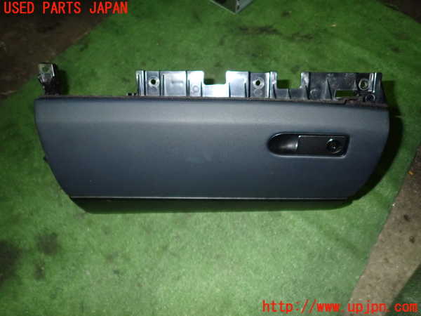 5UPJ-17377516]ベンツ CLS400(218361 C218)グローブボックス1 中古_m0001.jpg