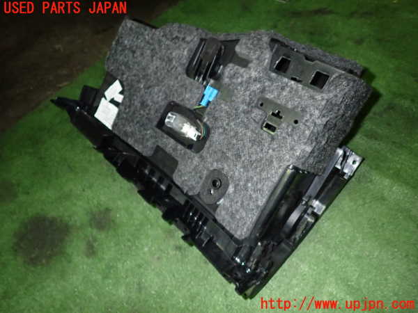 5UPJ-17377516]ベンツ CLS400(218361 C218)グローブボックス1 中古_m0002.jpg