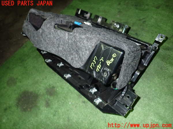 5UPJ-17377516]ベンツ CLS400(218361 C218)グローブボックス1 中古_m0003.jpg