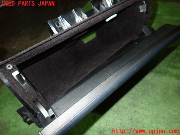 5UPJ-17377516]ベンツ CLS400(218361 C218)グローブボックス1 中古_m0005.jpg