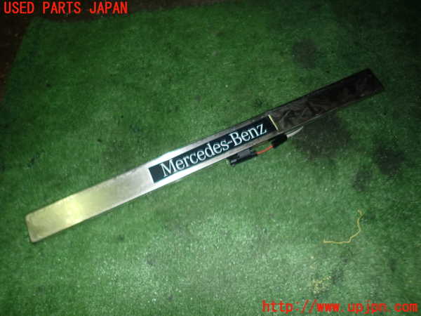 5UPJ-17377740]ベンツ CLS400(218361 C218)スカッフプレート 中古_m0001.jpg