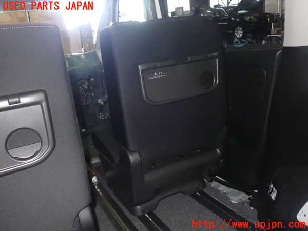 5UPJ-17397145]セレナ(GFC27)右2列目シート 中古_m0004.jpg