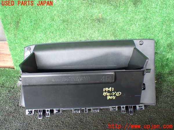 5UPJ-17417516]ヤリス(YARIS) クロス(MXPB15)グローブボックス1 中古_m0004.jpg