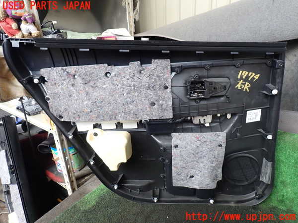 5UPJ-17741294]プリウスα(ZVW41W)右後ドア内張り 中古_m0004.jpg